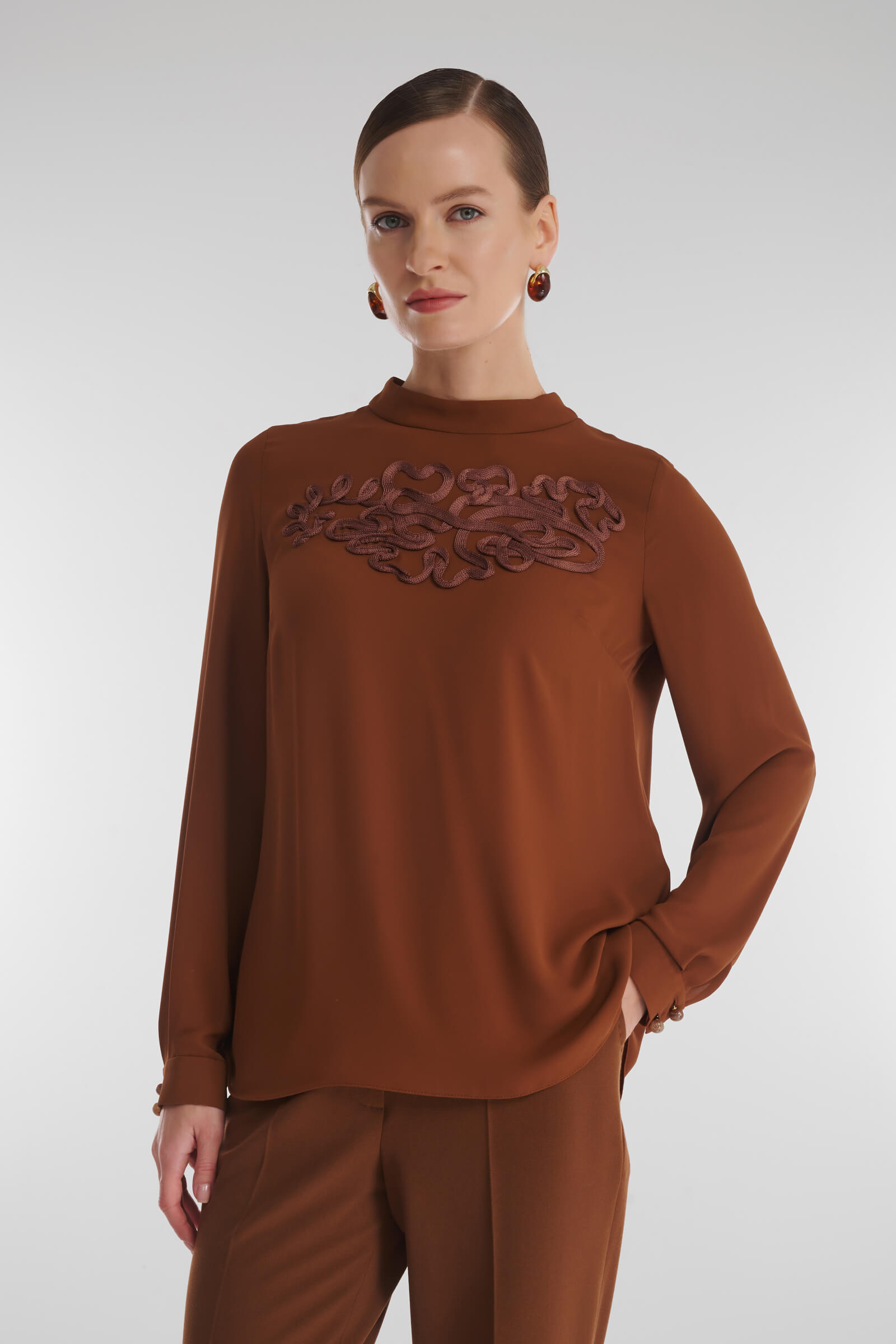 Блузка с накладным декором Цвет Коричневый