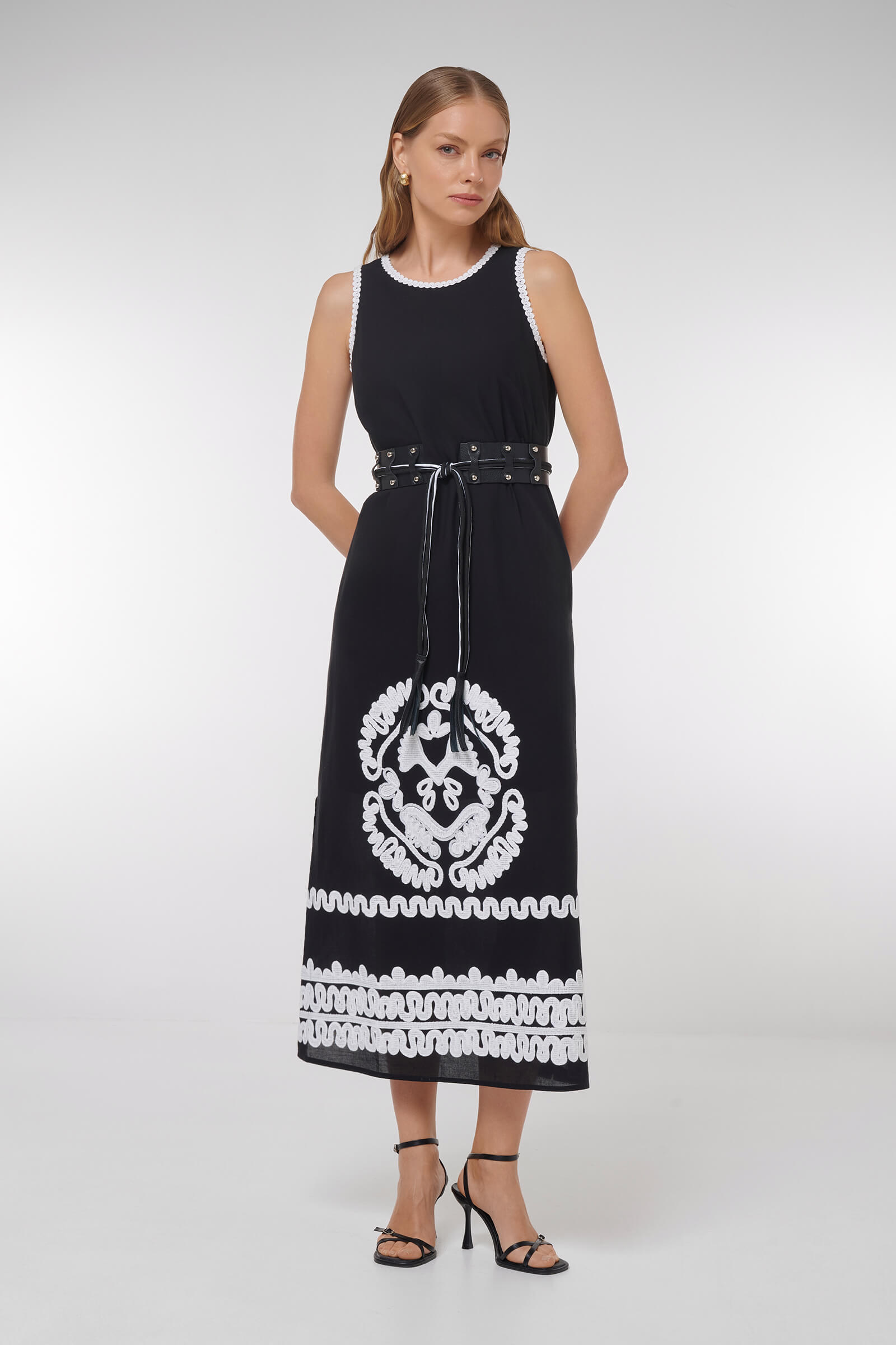 Платье с вышивкой Цвет Черный