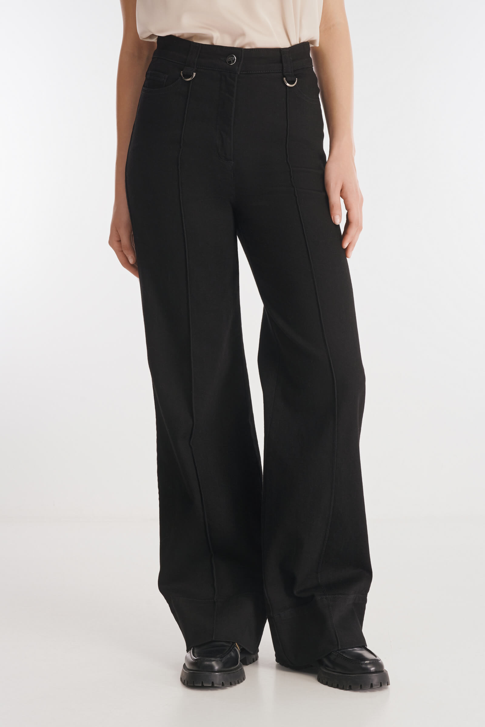 Джинсы с простроченными стрелками Цвет Черный