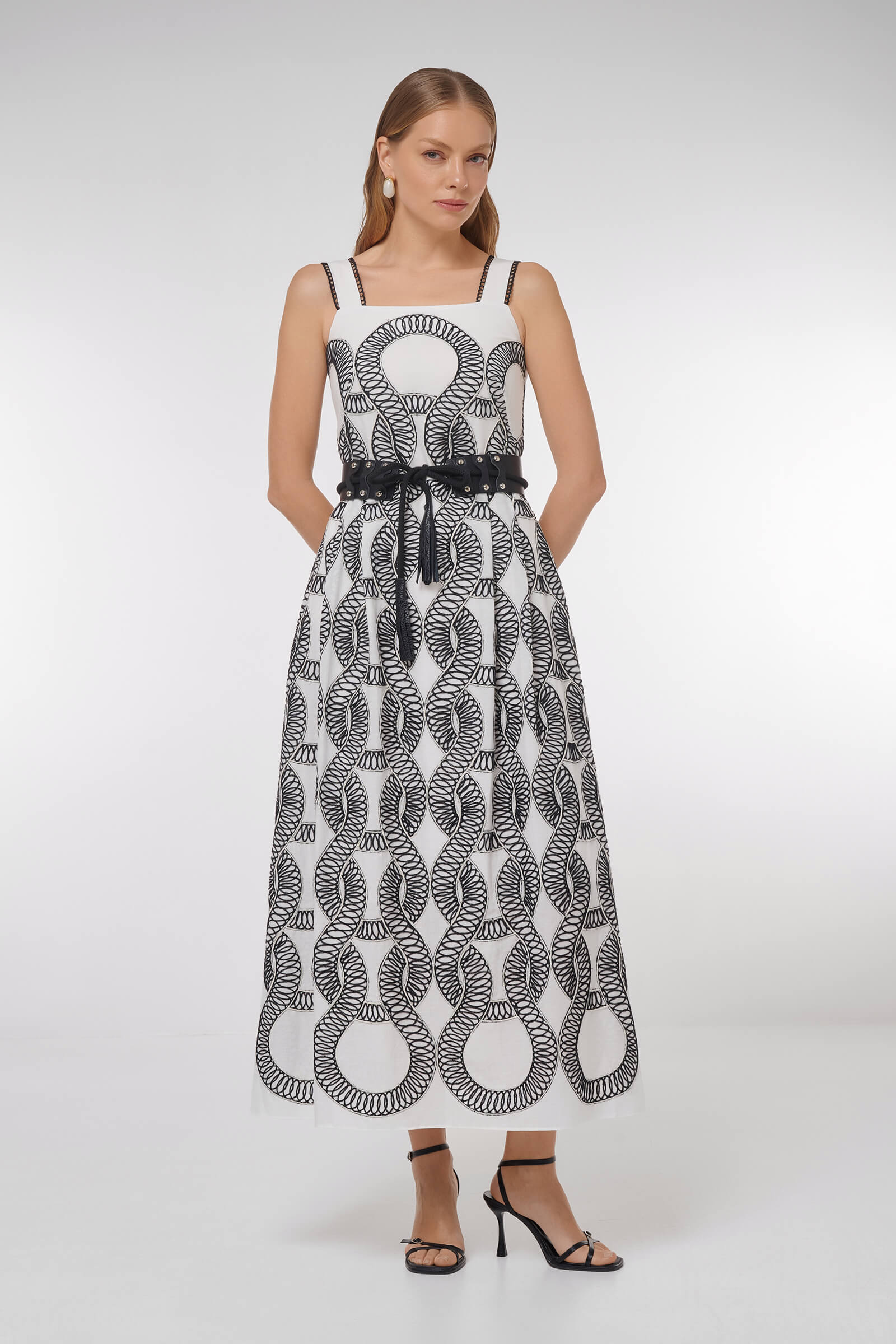 Платье с вышивкой Цвет Черно-белый